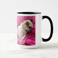 Le rose mignon de souffle de chiot couvre la tasse