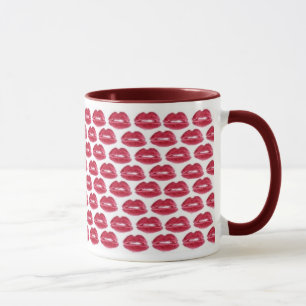 Le rouge à lèvres rouge embrasse la tasse