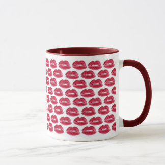 Le rouge à lèvres rouge embrasse la tasse