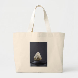 Le sac de thé est suspendu dans une tasse