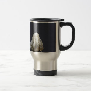 Le sac de thé est suspendu dans une tasse