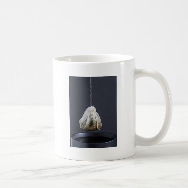 Le sac de thé est suspendu dans une tasse (Droite)
