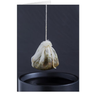 Le sac de thé est suspendu dans une tasse