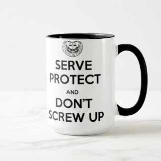 Le service bleu novice et protègent la tasse