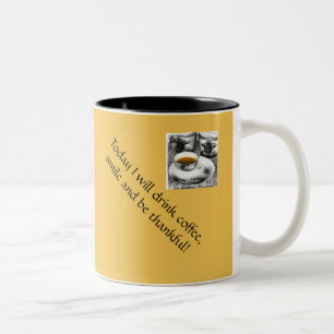 Le sourire et soit tasse reconnaissante