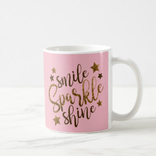 Le sourire, étincelle, brillent la tasse de café