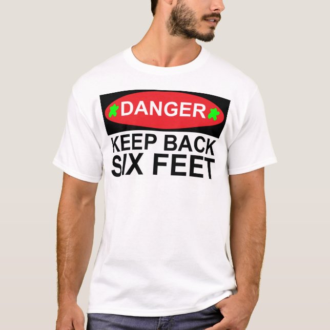 Le T-shirt à distance sociale de six pieds de plus (Devant)