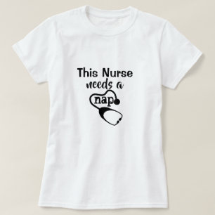 Le T-shirt blanc d'infirmière des femmes drôles de