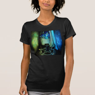 Le T-shirt de base sombre de dames de pièce de
