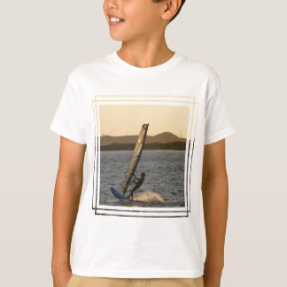 Le T-shirt de l'enfant d'image de planche à voile