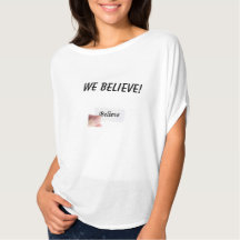 Le T-shirt débordant des femmes - nous croyons