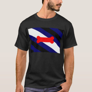 Le T-shirt foncé de base des hommes de drapeau de