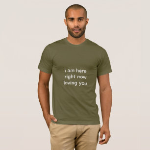 Le T-shirt foncé des hommes avec le texte blanc