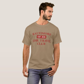 Le T-shirt foncé des hommes de club de voyages de