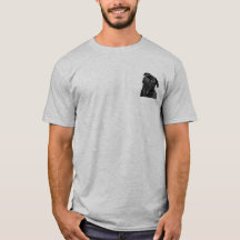 Le T-shirt gris-clair de base des hommes noirs