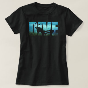 Le T-shirt noir des femmes de plongée à l'air de