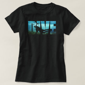 Le T-shirt noir des femmes de plongée à l'air de