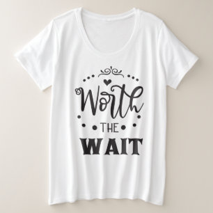 Le T-shirt plus taille femme d'attente