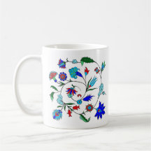 Le tabouret a inspiré la tasse florale de motif