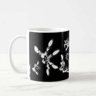 Le zombi remet la tasse de café