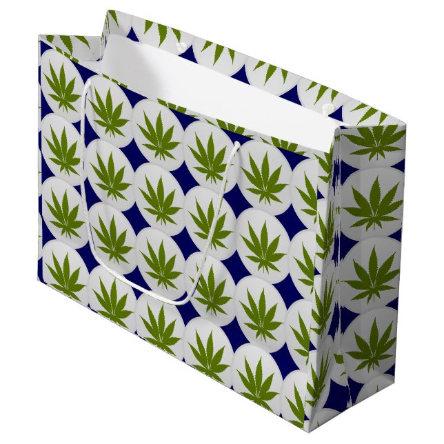Leaf auf Weiß und Mitternacht Blau Große Geschenktüte (Vorderseite Schrägansicht)