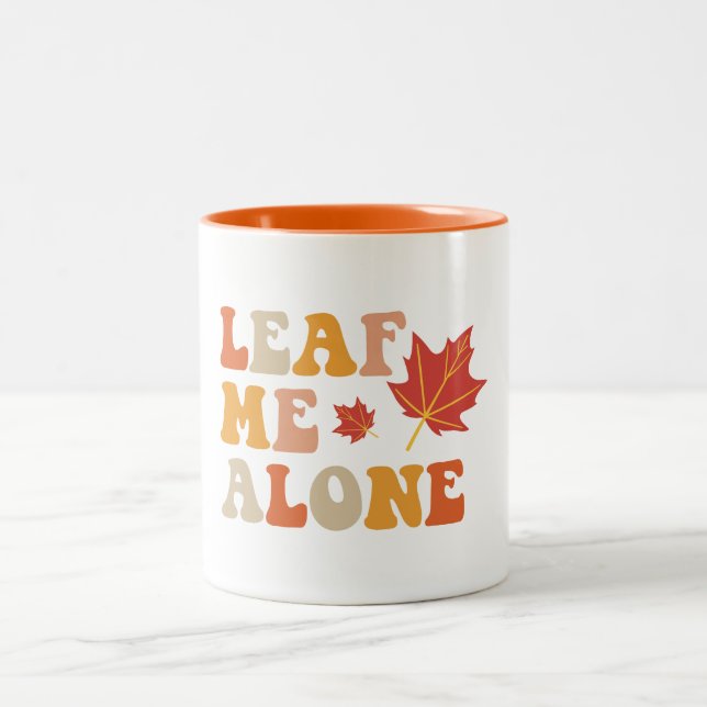 Leaf Me Alone Autumn  Zweifarbige Tasse (Mittel)