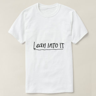 Lean Into It – Mindset-Typografie T-Shirt