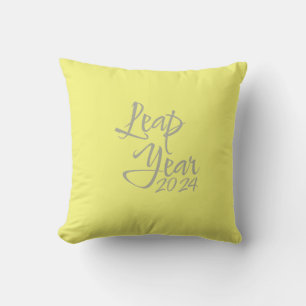 Leap year 2024 Gelber Wurfkissen typografisch Kissen