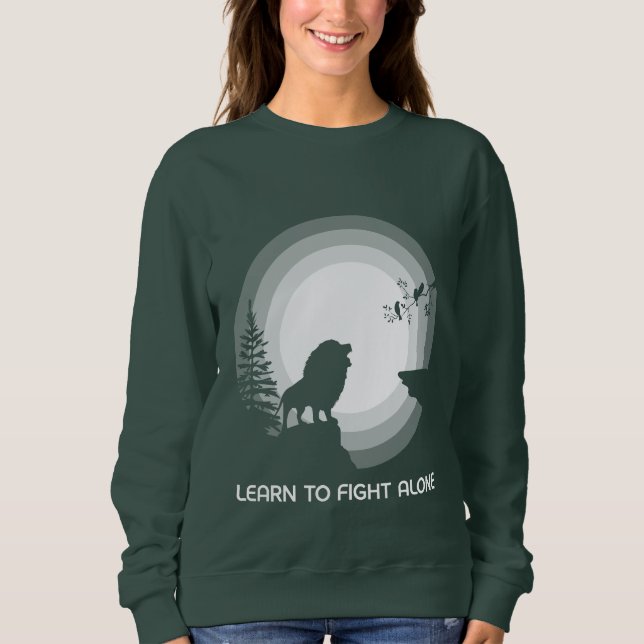 Learn to Fight Alone – Lion Under Moonlight Sweatshirt (Vorderseite)