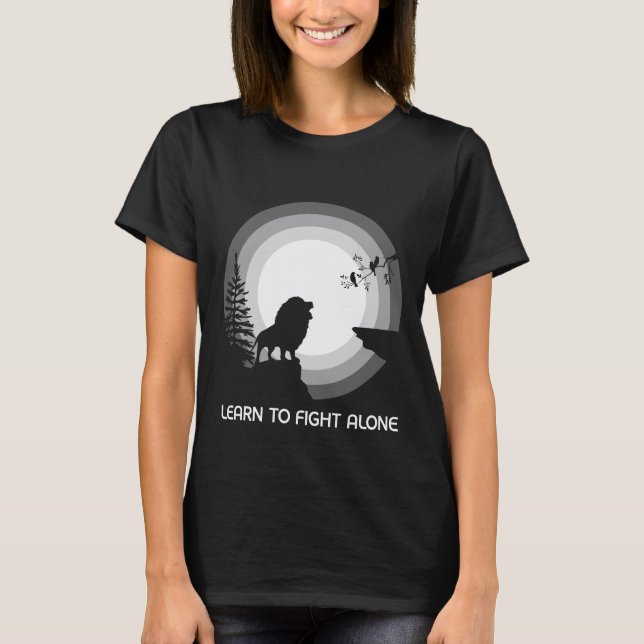 Learn to Fight Alone – Lion Under Moonlight T-Shirt (Vorderseite)