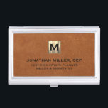 Leather Luxury Gold Erstlogo Visitenkarten Dose<br><div class="desc">Einfaches modernes Luxus-Design mit goldgebürstetem Gold-Erstlogo-Medaille mit personalisiertem Namen,  Firmennamen oder Sondertext unten in klassischer Blocktypografie auf einem braunen Ledertextur. Personalisieren Sie Ihre individuelle Verwendung.</div>