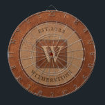 Leather Tone Tan Kastanienbraun Dartscheibe<br><div class="desc">Das Ledertone Tan Chestnut Brown Dart Board ist eine klassische Ergänzung zu Ihrem Familienzimmer,  Aktivitäten und Ansammlungen. Personalisieren Sie mit Ihrem Namen. Das ist ein simuliertes Ledergrafik-Design.</div>