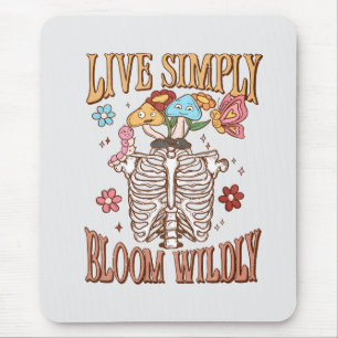 Lebe einfach, blühe wild – Skelett & Pilze Mousepad