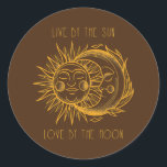 Leben durch die Sonne Liebe am Mond Runder Aufkleber<br><div class="desc">Leben Sie durch die Sonne Liebe durch das Mondgeschenk. Perfektes Geschenk für Ihren Vater,  Mama,  Papa,  Männer,  Frauen,  Freunde und Familienmitglieder am Erntedank Tag,  Weihnachten,  Muttertag,  Vatertag,  4. Juli,  1776 Unabhängiger Tag,  Veteranen Tag,  Halloween,  Patrick's Day</div>