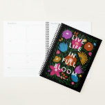 Leben in voller Blüte, kühl und blass | Name Planer<br><div class="desc">Dieser schöne, farbenfrohe Planer zeichnet sich durch ein handgezeichnetes Blumendesign in magenta / fuchsienrosa, orange, goldgelb, lila, blau und grün aus, über einen eigenen Farbhintergrund (schwarz dargestellt). Spielerisch, moderner Text liest, "Leben in voller Blüte" in Weiß, und eine Textvorlage ist für die Personalisierung inbegriffen, was dies zu einem großartigen Geschenk...</div>