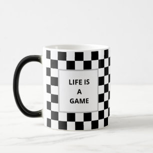 Leben ist ein Spiel Text auf Schwarz-Weiß-Schach Verwandlungstasse