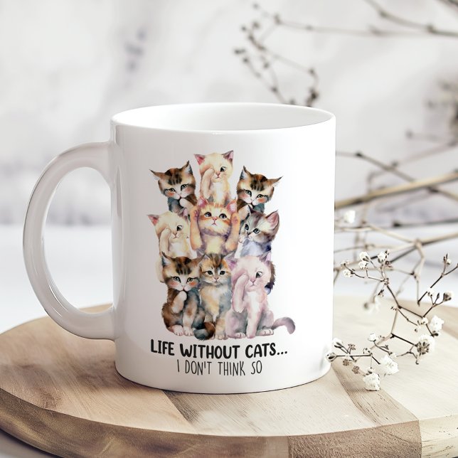 "Leben ohne Katzen... Ich denke nicht so" Niedlich Kaffeetasse ("Life without cats...I Don't Think So" Cute Cats Coffee Mug on a boho wooden kitchen table.)