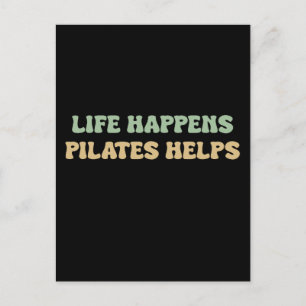Leben passiert Pilates hilft Workout Motivation Postkarte