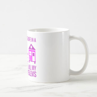 Leben Sie in einem kleinen Haus und ignorieren Sie Kaffeetasse