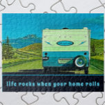 Leben stürzt ab, wenn Ihre Zuhause Vintage Camper<br><div class="desc">Ein Vintager Wohnwagen, der in die Berge in der Ferne führt, ist der Rahmen für Abenteuer auf der Straße. Der unterhaltsame Retro RV Camping Trailer ist blau und cremeweiß mit Highlights von grün. Unter dem Camper ist eine Vorlage, die lautet: Leben Steine, wenn Ihre Zuhause rollt. Die Textvorlage ist leicht...</div>