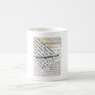 Lebendig summend, verblasste Typografie-Collage Kaffeetasse