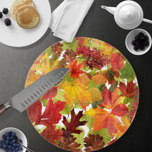 Lebendige Herbst-Blätter-Collage Schneidebrett (Autumn Fall Leaves Cutting Board by Looly Elzayat
)