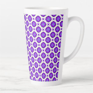 Lebendige lila Blumen und Blattmotive Milchtasse