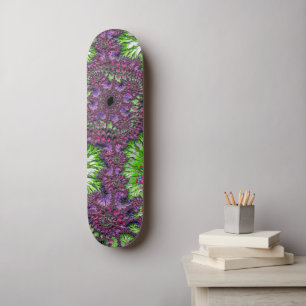 Lebendige neonfarbene trippige groovige Fraktalkun Skateboard