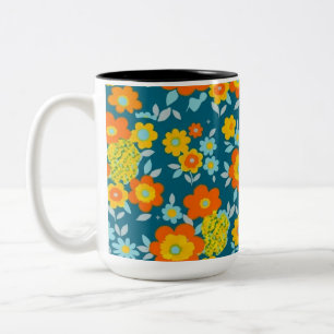 Lebendige orange und gelbe Blüten auf tiefem Teal Zweifarbige Tasse