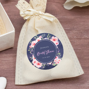 Lebendige Pink- und Lila-Blumen-Hochzeitsdusche im Runder Aufkleber
