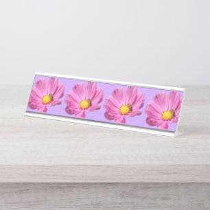 Lebendige rosa Blume mit einer Biene an einem Somm Schreibtischnamensplakette
