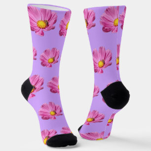 Lebendige rosa Blume mit einer Biene an einem Somm Socken