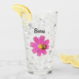 Lebendige rosa Cosmos-Blume mit einer personalisie Glas