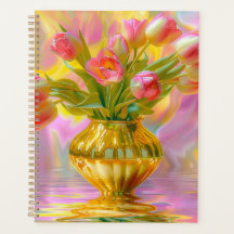 Lebendige rosa Tulpen in goldener Vase